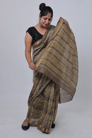 Brown (Chikoo Color) Maheshwari Silk Saree with Unstitched Blouse Piece