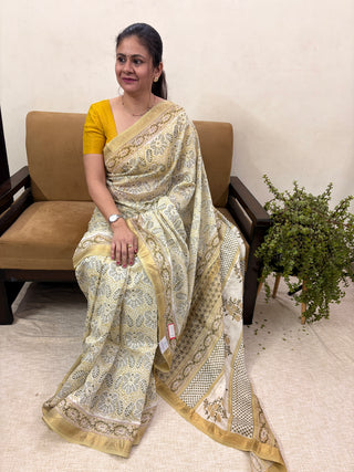 Off White Maheshwari Silk Saree with Unstitched Blouse Piece (Lining Included)