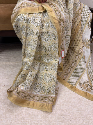 Off White Maheshwari Silk Saree with Unstitched Blouse Piece (Lining Included)