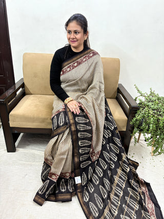 Ajrakh print Maheshwari Silk Saree with Unstitched Blouse Piece (Lining Included)