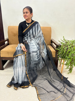 Shibori Tie & Dye Print Grey Kota Doria Cotton Saree with Unstitched Blouse Piece(Lining Included)